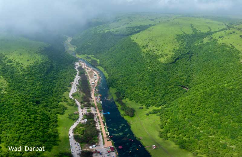 Amura,AmuraWorld,AmuraYachts, Desde el aire puede apreciarse el exuberante paisaje verde y las cascadas estacionales de Salalah, en Omán.