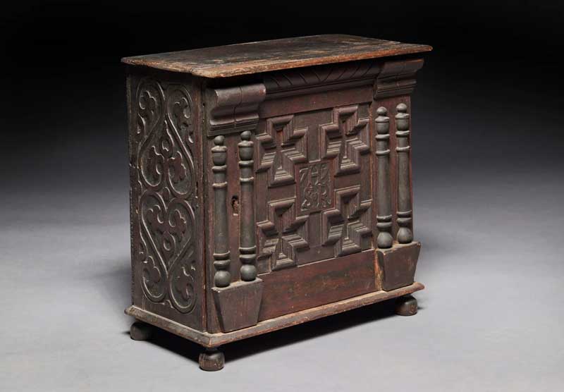 Amura,AmuraWorld,AmuraYachts, Mueble de la época de los <em><i>pilgrims.</i></em>