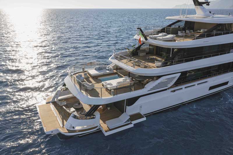 Amura,AmuraWorld,AmuraYachts, La alberca de piso transparente puede convertirse en una terraza transitable.