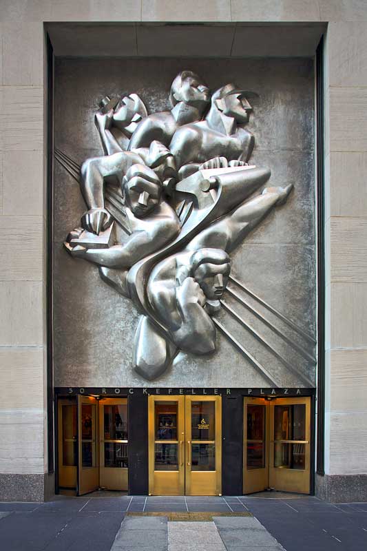 Amura,AmuraWorld,AmuraYachts, <em><i>La obra Noticias </i></em>de Noguchi fue el relieve de acero inoxidable más grande jamás producido cuando se inauguró en el Rockefeller Center. Foto de Tomás Fano/CC-SA-by 2.0
