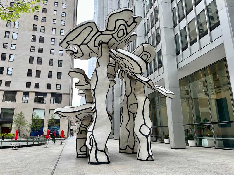Amura,AmuraWorld,AmuraYachts, <em><i>El grupo de cuatro árboles</i></em> de Dubuffet complementa la escultura de Isamu Noguchi, <em><i>Jardín Hundido,</i></em> ubicada en la misma propiedad e instalada en 1964. Ambas obras se rebelan contra la arquitectura rectilínea del Distrito Financiero. Foto: Wikimedia Commons.