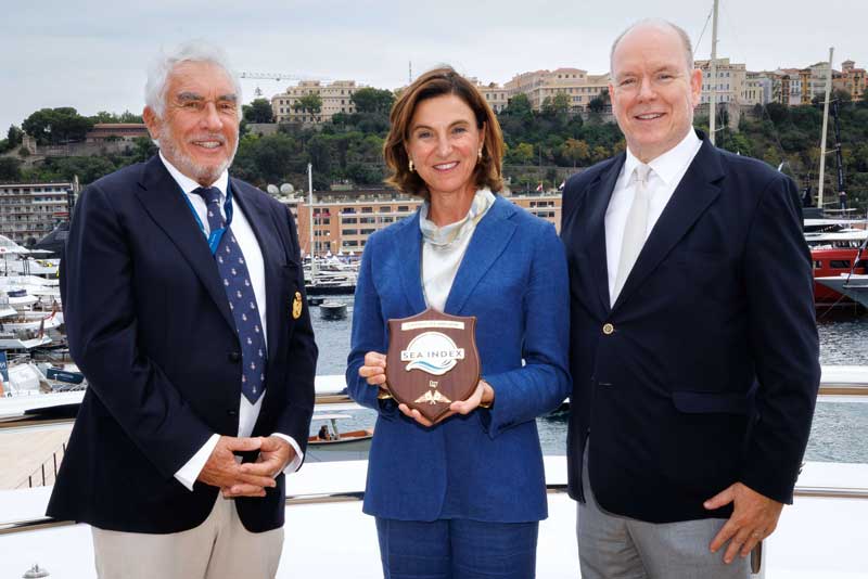 Amura,AmuraWorld,AmuraYachts, El príncipe Alberto II de Mónaco, Giovanna Vitelli, vicepresidenta ejecutiva de Azimut|Benettii, y Bernard d'Alessandri, director y secretario general del Yacht Club de Monaco. Foto: ©MichaelAlesi.
