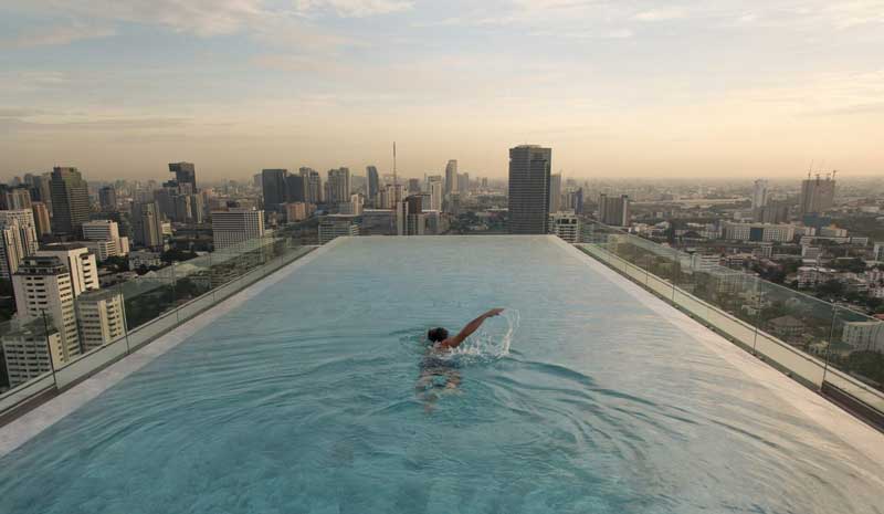 Amura,AmuraWorld,AmuraYachts, La icónica piscina infinita en la azotea del hotel 137 Pillars Suites & Residences Bangkok, ubicado en la zona de Sukhumvit, Tailandia.