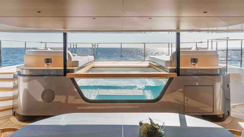 Amura,AmuraWorld,AmuraYachts, La piscina transparente de Azimut Grande 44M.