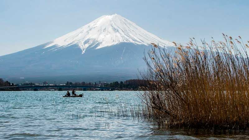 Amura,AmuraWorld,AmuraYachts, Admira el monte Fuji desde la embarcación Pelorus.