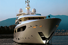 CRN M/Y Hana navegando con elegancia - Amura