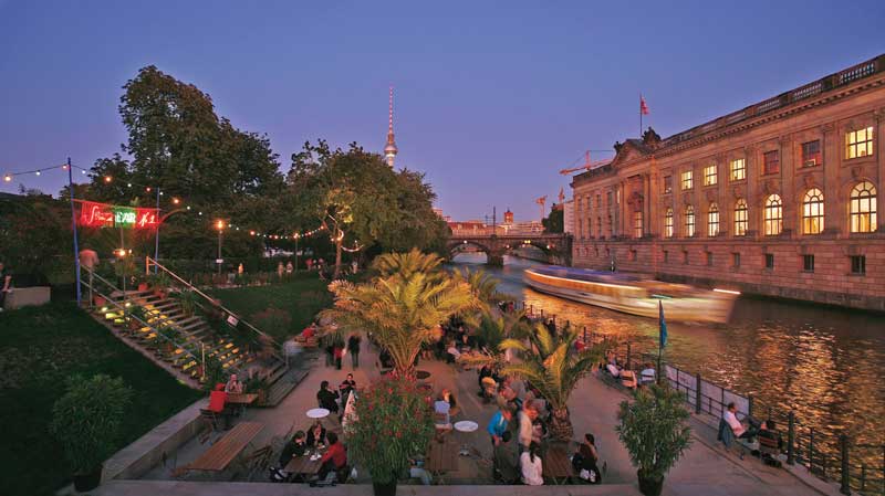 Relajarse en un beach bar de Berlín con una cerveza alemana, es un must en este destino.