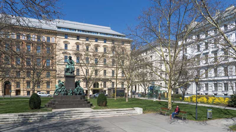 Estatua de Beethoven en la Beethovenplatz, en Vienna, Austria. 
