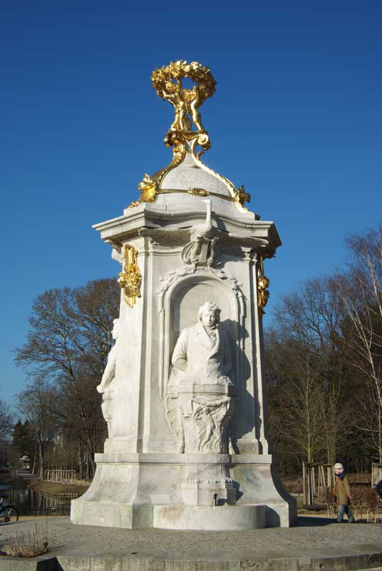 Monumento de Berlín con estatuas de Beethoven, Hayden y Mozart.