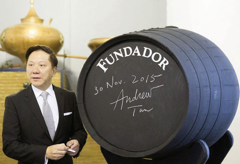 Andrew L. Tan, dueño de la marca Emperador. 