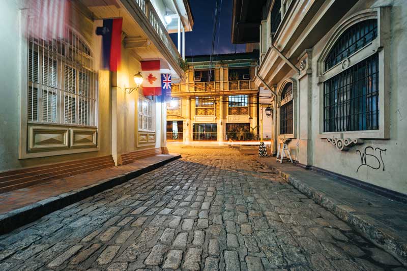 Paseo nocturno por Intramuros, en Manila, Filipinas. 