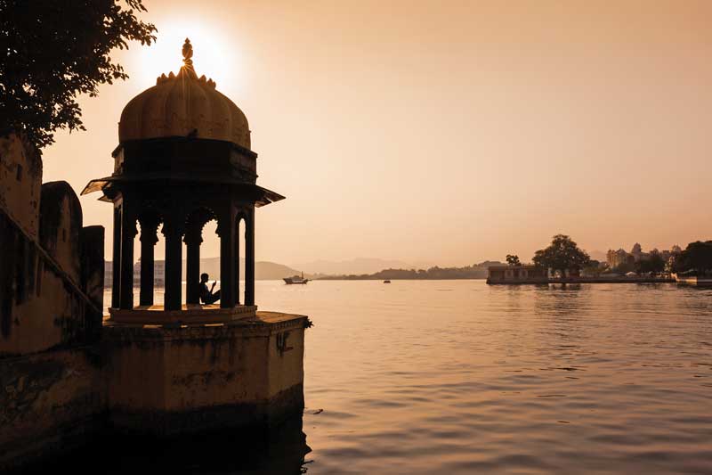 Inspirador atardecer en el Lago Pichola, Udaipur, India.
