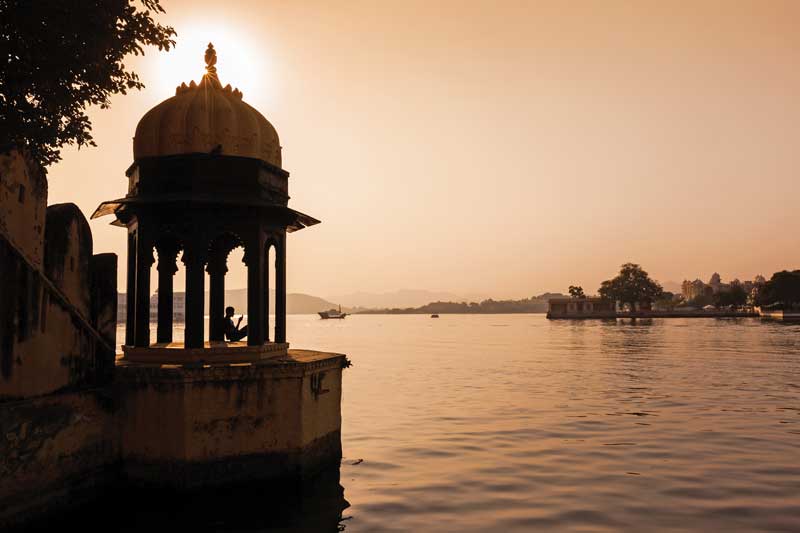 Inspirador atardecer en el Lago Pichola, Udaipur, India.
