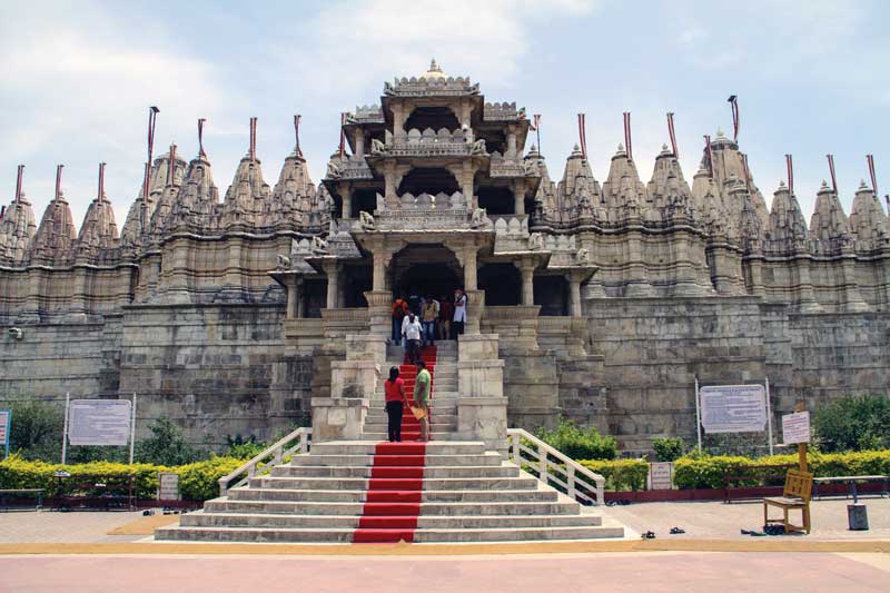 Templo Chaumukha Mandir en el complejo de Ranakpur, Udaipur, India. 