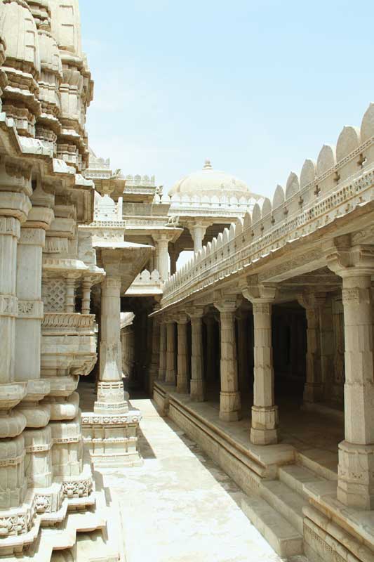 Interior de templo en  Ranakpur, Udaipur, India.
