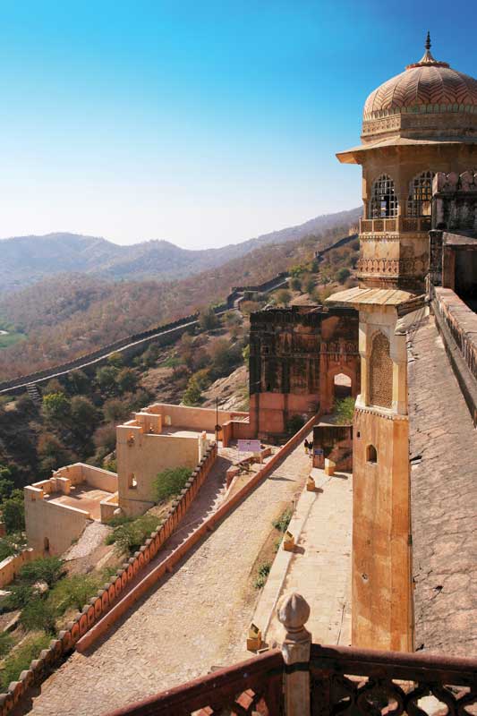 En la ciudad de Rajastán destacan los emblemáticos palacios edificados sobre montañas. 
