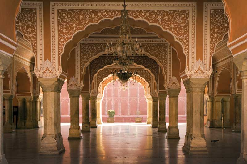 Jaipur se caracteriza por el colorido tono naranja rosáceo en su edificios; sin embargo también alberga importantes colecciones de textiles y armas.