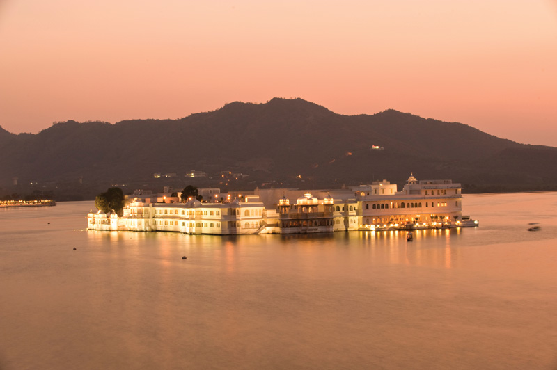 Dazzling colors of Rajasthan between water mirrors and unique architecture.