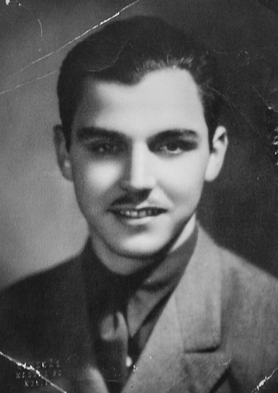 Retrato  de Alberto Misrachi cuando llega de Grecia .
