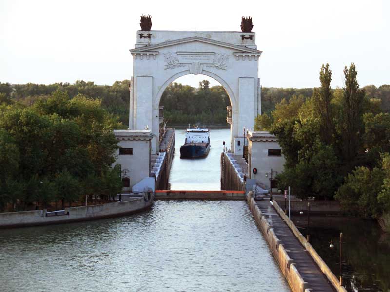 Esclusa de paso entre el Mar Caspio y el Río Volga.
