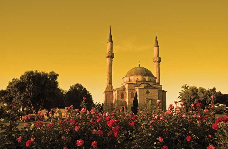 Mezquita con dos minaretes en Bakú, Azerbaiyán, al atardecer. 