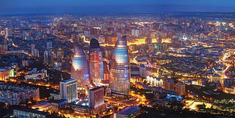 Vista aérea nocturna de Bakú.
