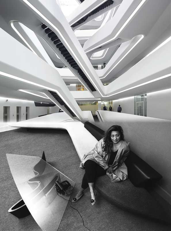  (Atras) Edificio de oficinas Dominion. (frente) Zaha Hadid.