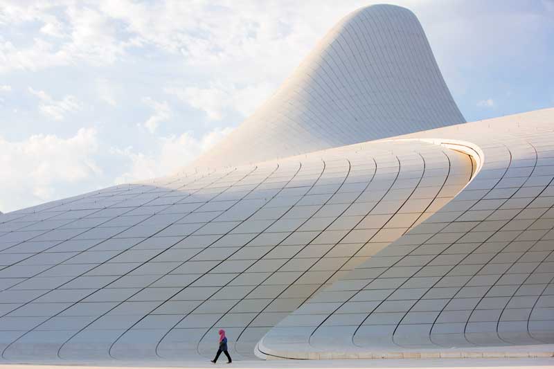 Centro Cultural Heydar Aliyev, un símbolo de la Ciudad de Bakú; el 29 de junio de 2012 se realizó la ceremonia oficial de inauguración. 