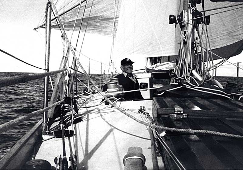  Sir Francis Chichester a bordo del Gypsy Month IV. 