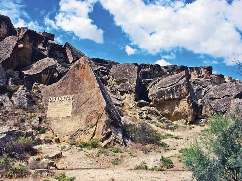 Petroglifos en el Museo al aire libre de Gobustán. 