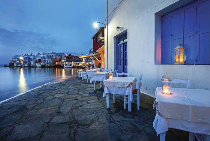 Edificios en la Pequeña Venecia de Mykonos: restaurantes y barras junto al mar. 
