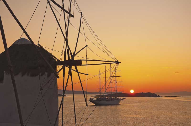 Puesta del sol en los molinos de viento de Mykonos.