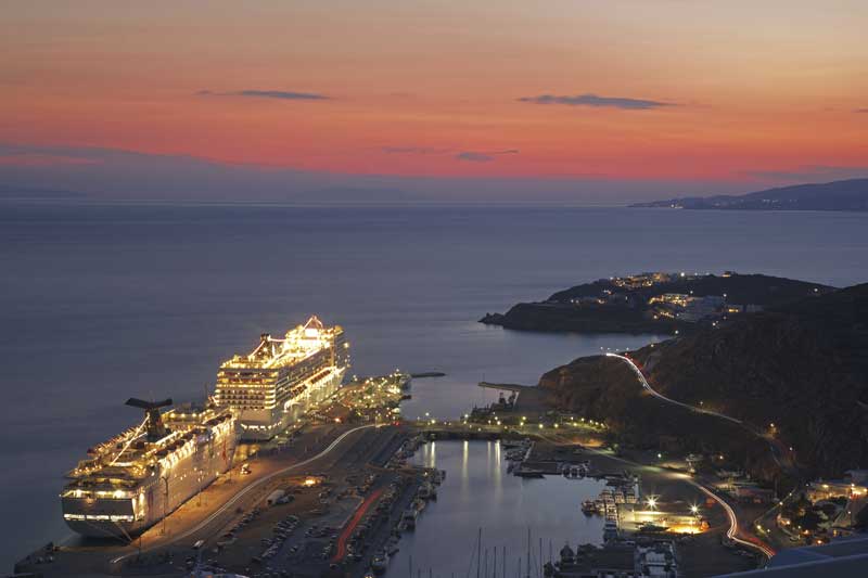 Barcos de cruceros en el puerto de Mykonos. 