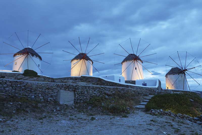 Los notorios molinos de viento de Mykonos. 
