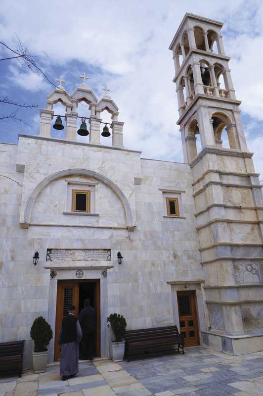 En la isla existen alrededor de 500 iglesias y monasterios.