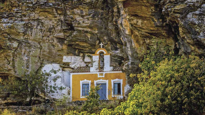 Iglesia colorida en Ioulis, capital de Kea.