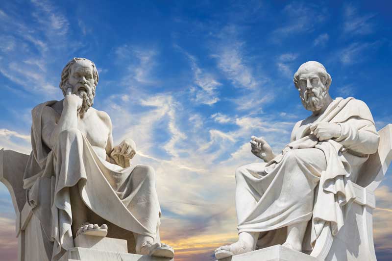 Estatua de Sócrates y de Platón en la academia de Atenas, Grecia.