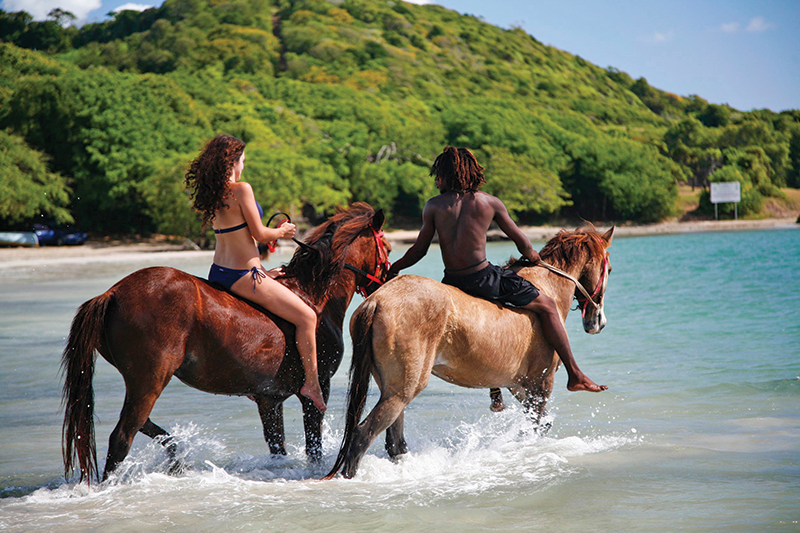 Montar y nadar con caballos es de las actividades preferidas de los visitantes 
