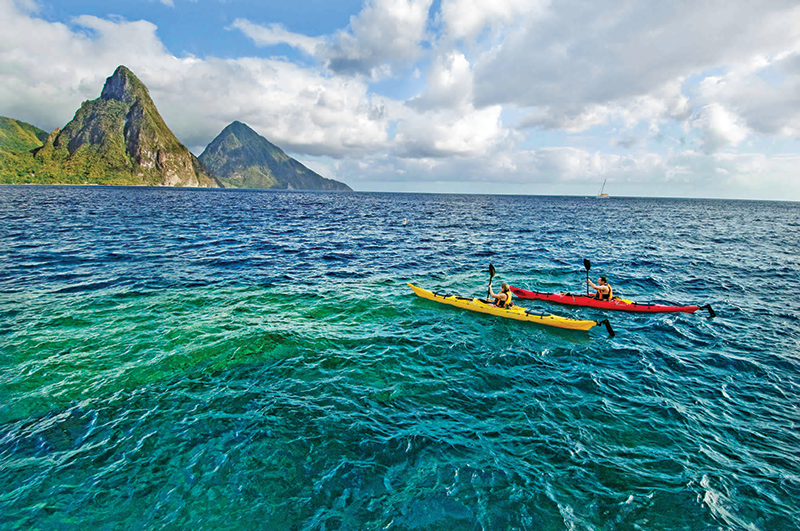 Se acostumbra la práctica del kayakismo en el Mar Caribe.