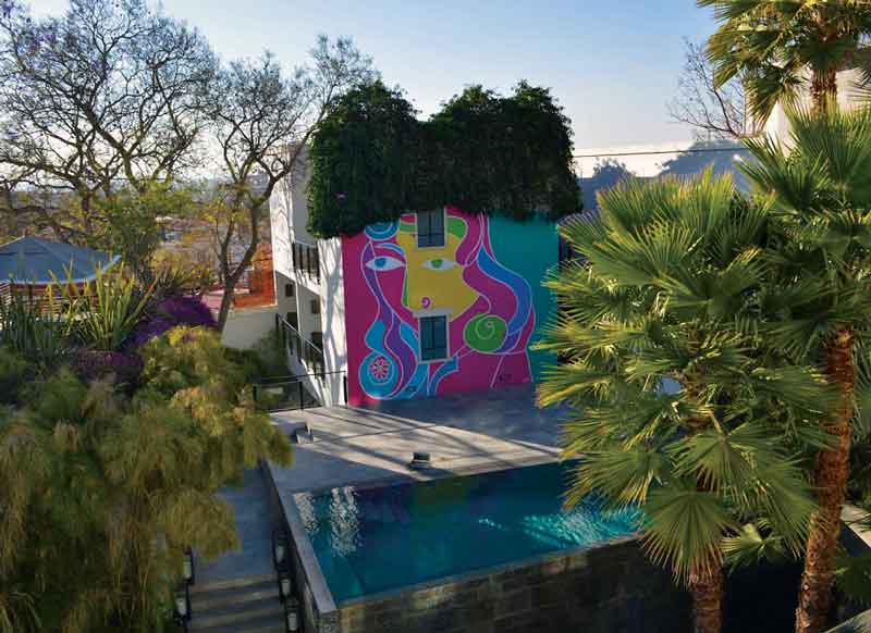 Swimming pool. Mural by Claudio Limón