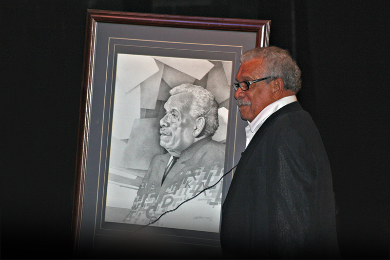 Derek Walcott, poeta ganador del Premio Nobel, recibe un boceto realizado en su honor en San José, Costa Rica 