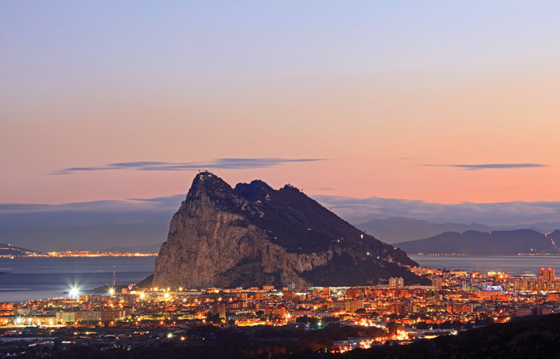 Geográficamente se encuentra en el extremo meridional de la Península Ibérica, al este de la bahía de Algeciras.
