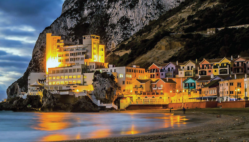 La Bahía de los Catalanes rememora el desembarco en Gibraltar de 350 catalanes en 1704. También alberga una playa y un pintoresco pueblo de pescadores.