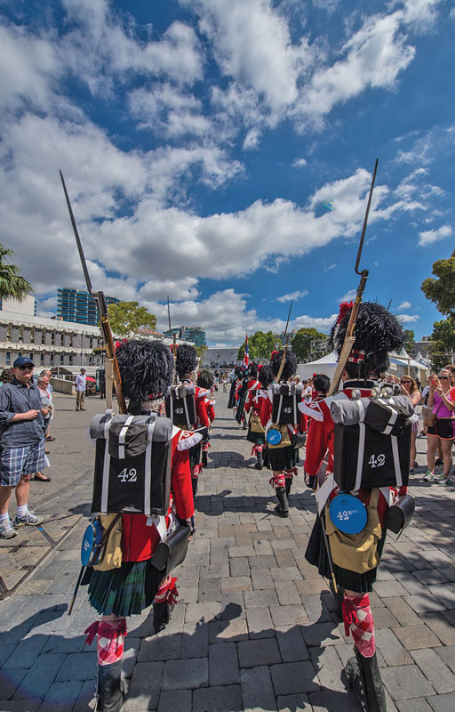 Integrantes de la sociedad de re- promulgación marchan caracterizados con los uniformes tradicionales ingleses que se usaban hace 300 años.
