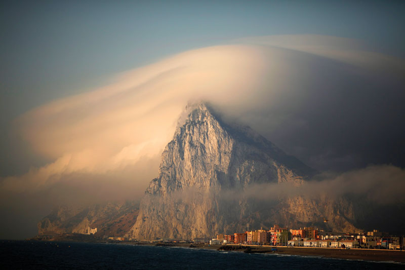 El Peñón de Gibraltar es una de las columnas de Hércules. 
