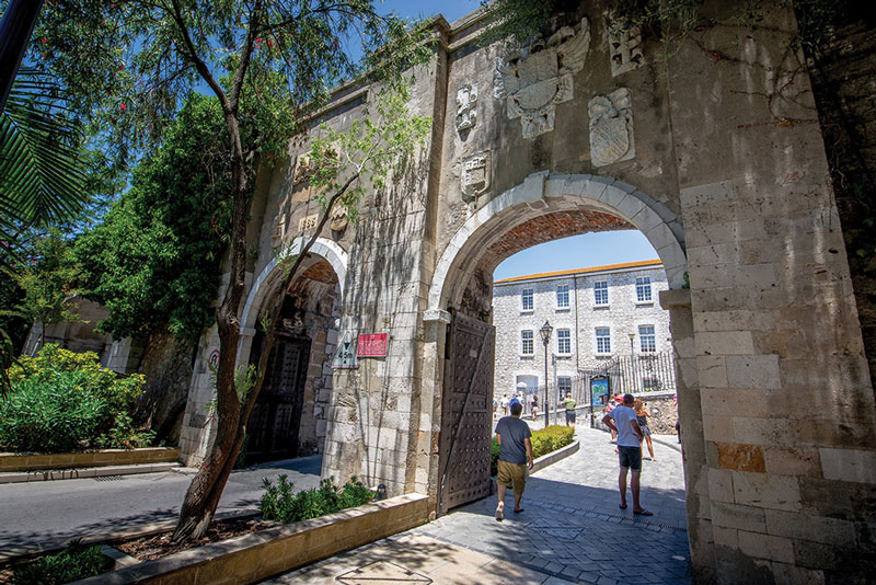 Dos de los tres arcos que conforman las Puertas del Puerto del Sur, construidas en 1552 y 1883. 
