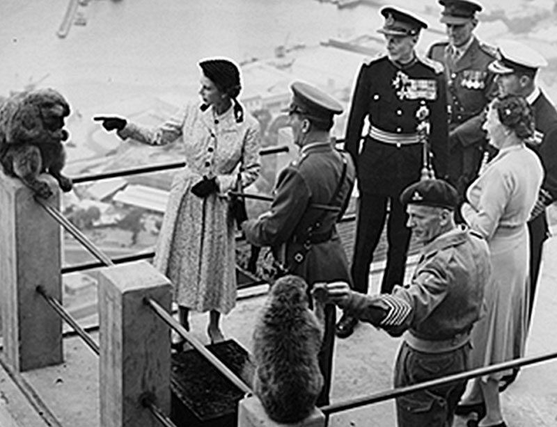 La Reina Elizabeth II de Inglaterra y el Príncipe Philip en su visita al Peñón en 1954.
