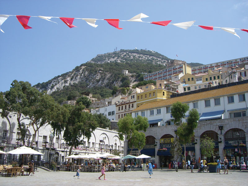  Casemates Square es el punto central de Gibraltar, testigo de cardinales momentos de su historia.
