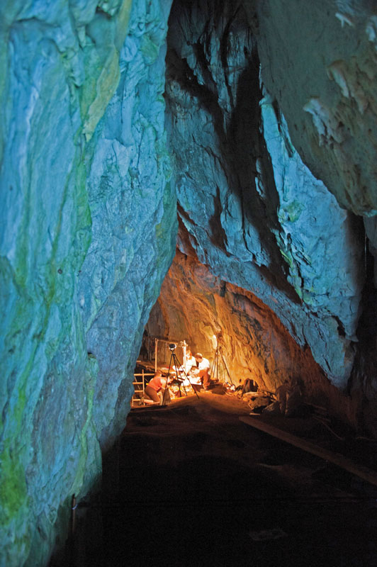 Excavaciones científicas en Gorham’s Cave .
