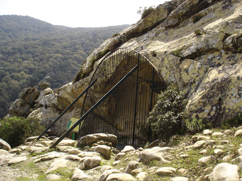 Entrada a la cueva de la Laja.